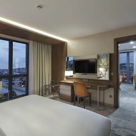 Hilton Garden מלון 4*